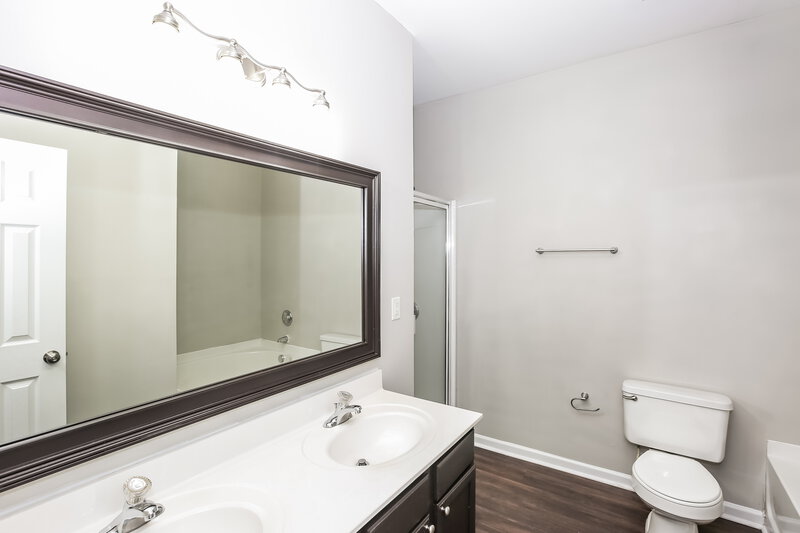1,850/Mo, 4522 Potters Glen Rd Charlotte, NC 28269 Main Bathroom View