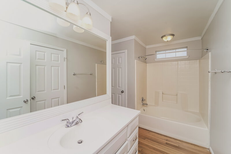 1,840/Mo, 8400 Woodford Bridge Dr Charlotte, NC 28216 Main Bathroom View