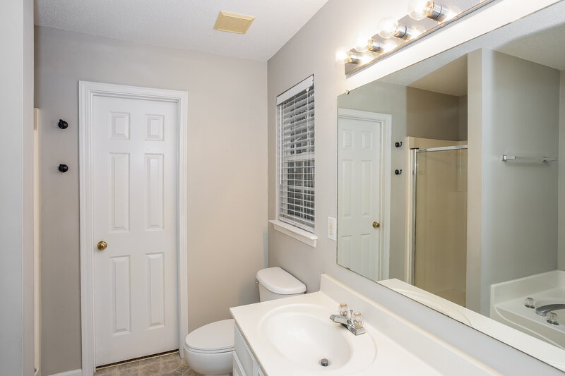 1,775/Mo, 8445 Angwin Pl Charlotte, NC 28262 Main Bathroom View