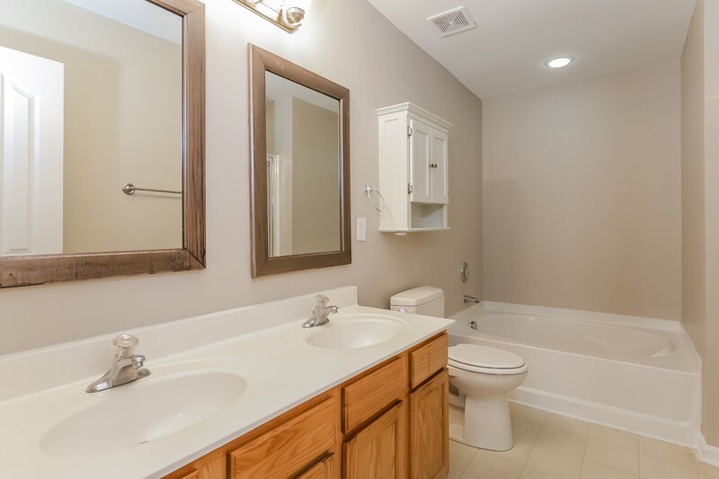 2,475/Mo, 15134 Dehavilland Dr Charlotte, NC 28278 Main Bathroom View