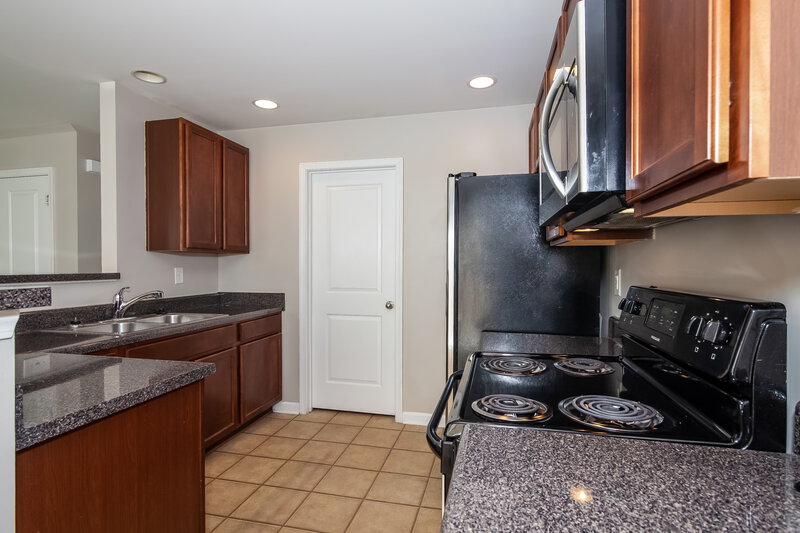 2,040/Mo, 2122 Verde Creek Rd Charlotte, NC 28214 Kitchen View 2