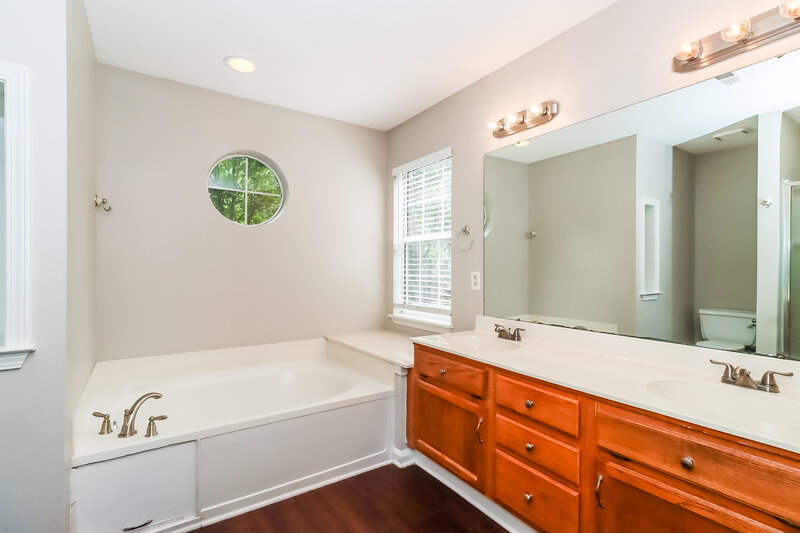 2,280/Mo, 7220 Reynard Ln Charlotte, NC 28215 Main Bathroom View