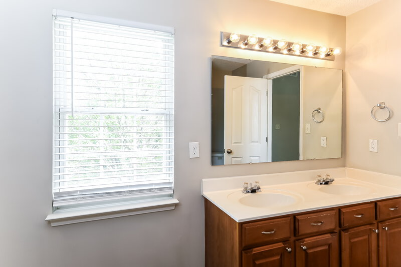 2,160/Mo, 6918 Lowen Rd Charlotte, NC 28269 Main Bathroom View