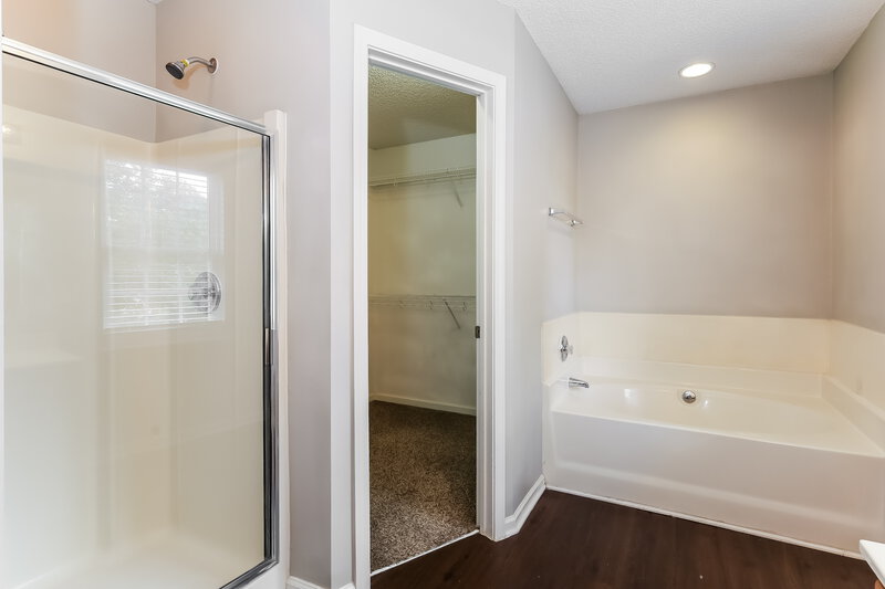 2,160/Mo, 6918 Lowen Rd Charlotte, NC 28269 Main Bathroom View 2