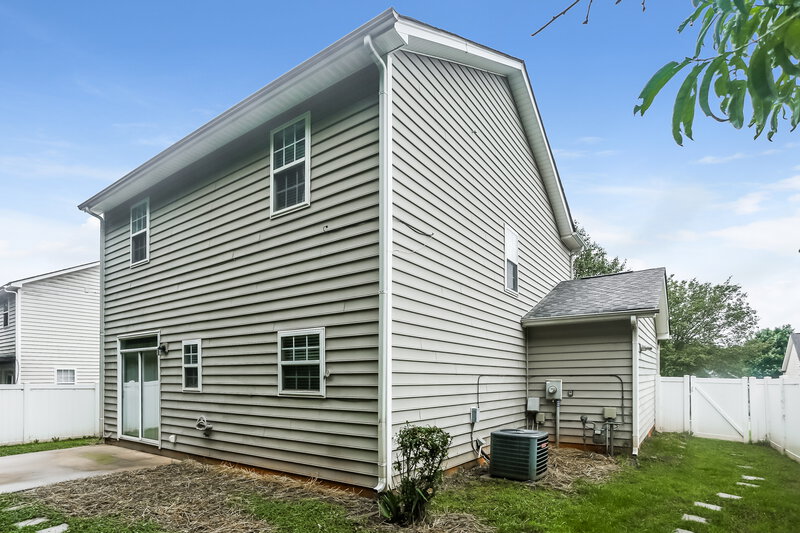 2,210/Mo, 6918 Lowen Rd Charlotte, NC 28269 Rear View