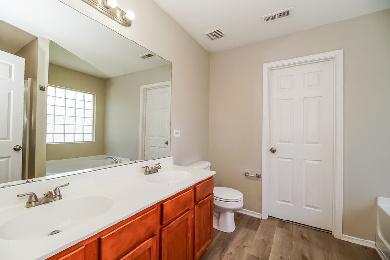 2,035/Mo, 4506 Carnfeld Ln Charlotte, NC 28215 Main Bathroom View