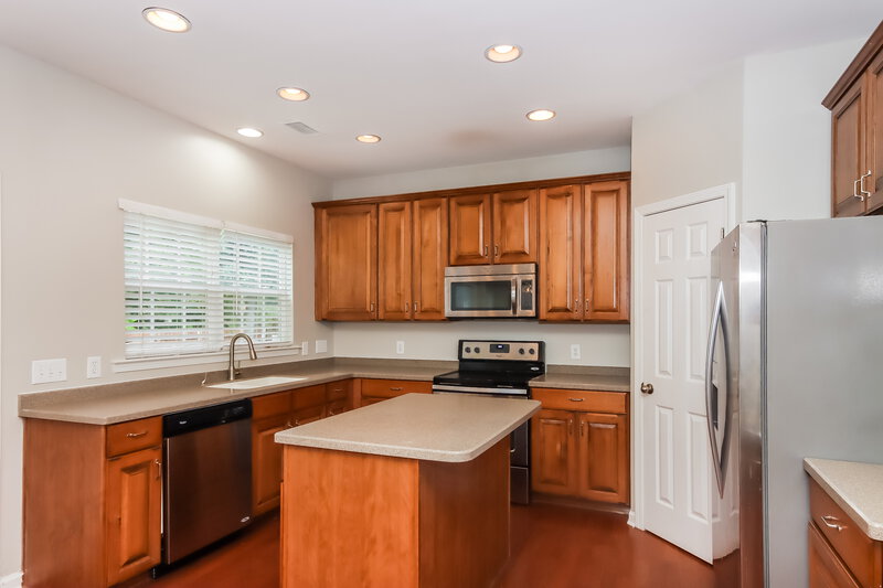 2,370/Mo, 10835 Fountaingrove Dr Charlotte, NC 28262 Kitchen View