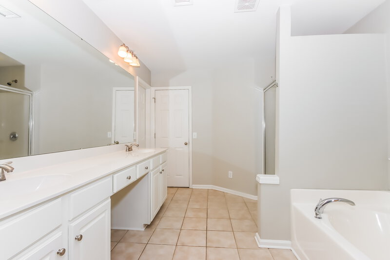 2,370/Mo, 10835 Fountaingrove Dr Charlotte, NC 28262 Main Bathroom View