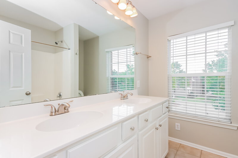 2,370/Mo, 10835 Fountaingrove Dr Charlotte, NC 28262 Bathroom View