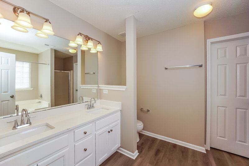 2,105/Mo, 4239 Red Shed Ln Charlotte, NC 28269 Main Bathroom View