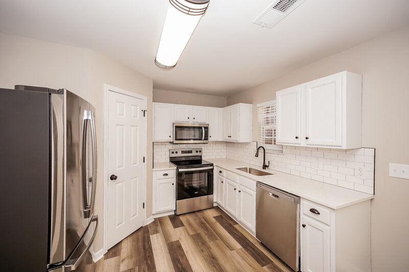 1,875/Mo, 5412 Henderson Oaks Dr Charlotte, NC 28269 Kitchen View 2