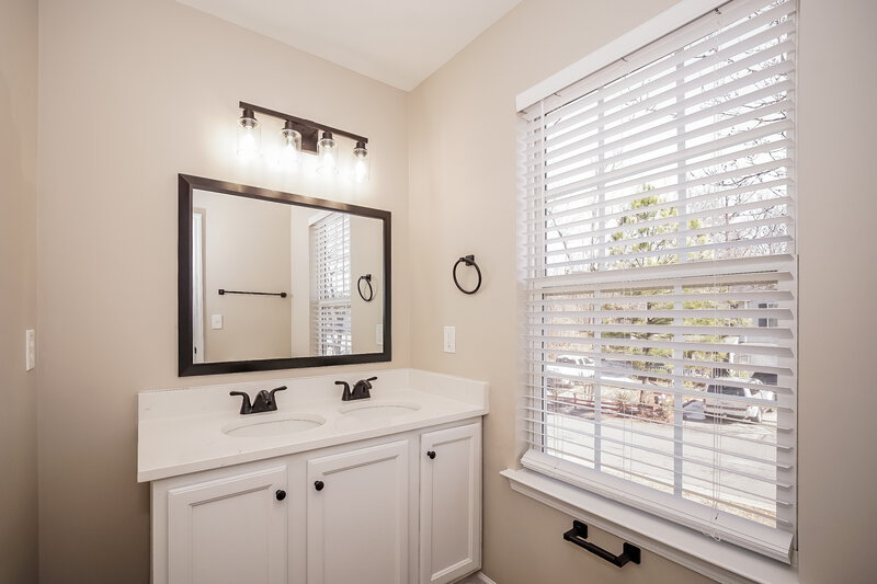 1,875/Mo, 5412 Henderson Oaks Dr Charlotte, NC 28269 Main Bathroom View
