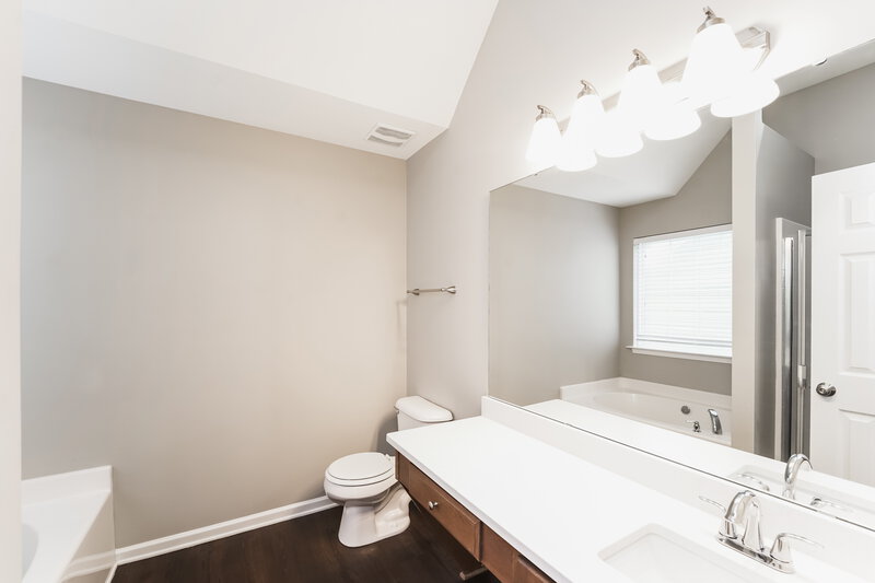 1,895/Mo, 4804 Canipe Dr Charlotte, NC 28269 Main Bathroom View