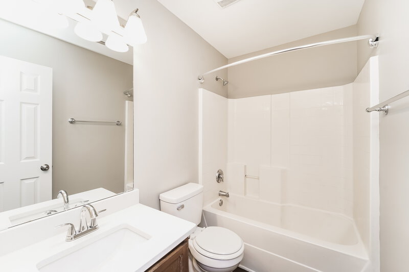 1,895/Mo, 4804 Canipe Dr Charlotte, NC 28269 Bathroom View