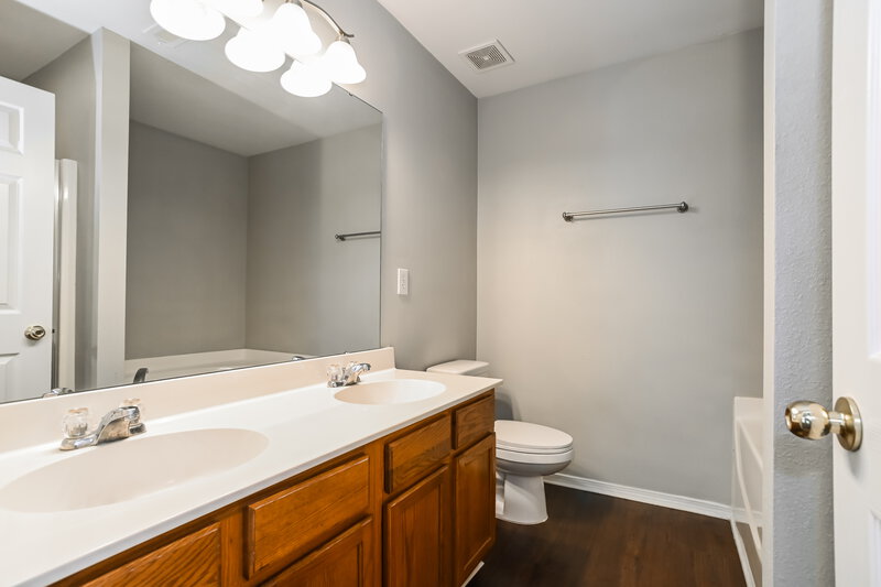 2,215/Mo, 12034 Red Leaf Dr Charlotte, NC 28215 Main Bathroom View