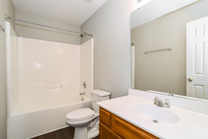 2,215/Mo, 12034 Red Leaf Dr Charlotte, NC 28215 Bathroom View