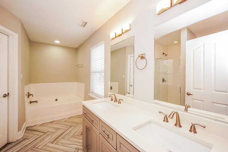 1,990/Mo, 3319 Passour Ridge Ln Charlotte, NC 28269 Main Bathroom View