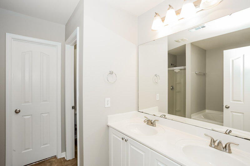 2,355/Mo, 14130 Waterlyn Dr Charlotte, NC 28278 Main Bathroom View
