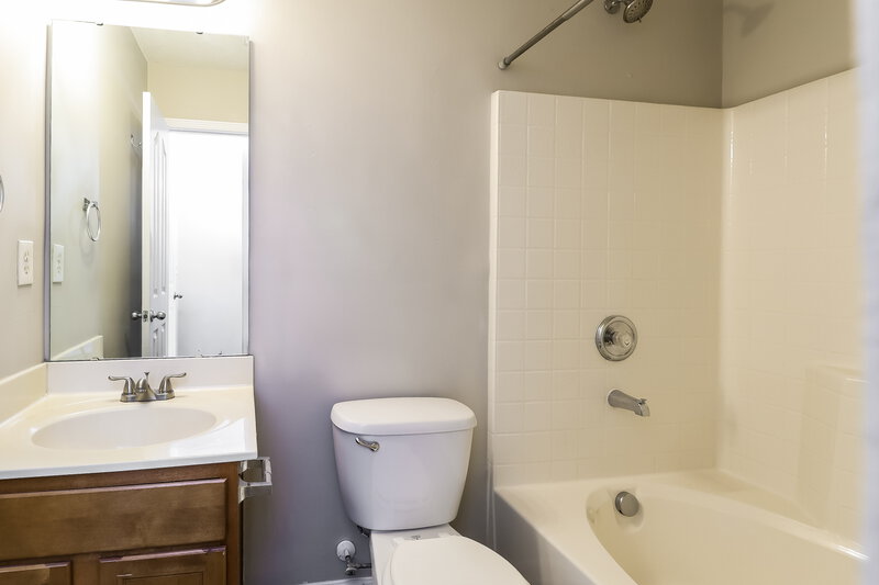 1,860/Mo, 1469 Mandy Place Ct Charlotte, NC 28216 Main Bathroom View