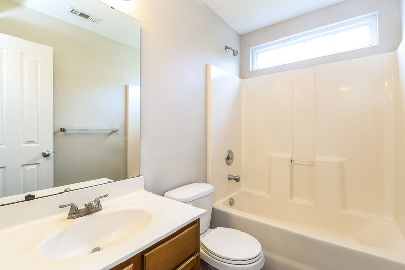 1,860/Mo, 1469 Mandy Place Ct Charlotte, NC 28216 Bathroom View 2