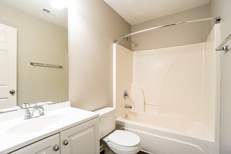 2,065/Mo, 3313 Valerie Dr Charlotte, NC 28216 Bathroom View