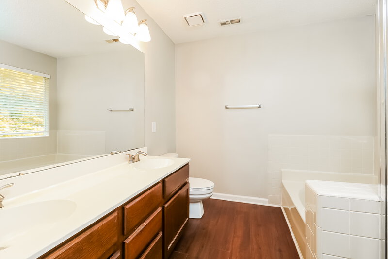 2,050/Mo, 1506 Newfound Hollow Dr Charlotte, NC 28214 Main Bathroom View
