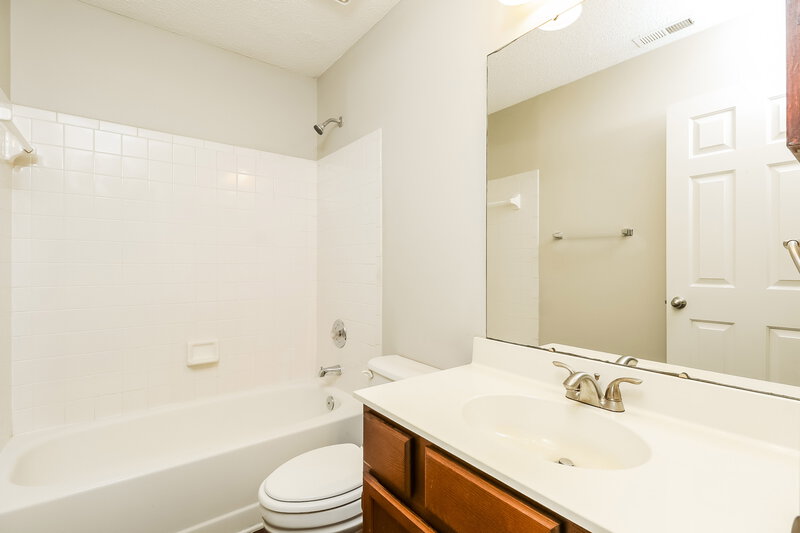 2,050/Mo, 1506 Newfound Hollow Dr Charlotte, NC 28214 Bathroom View