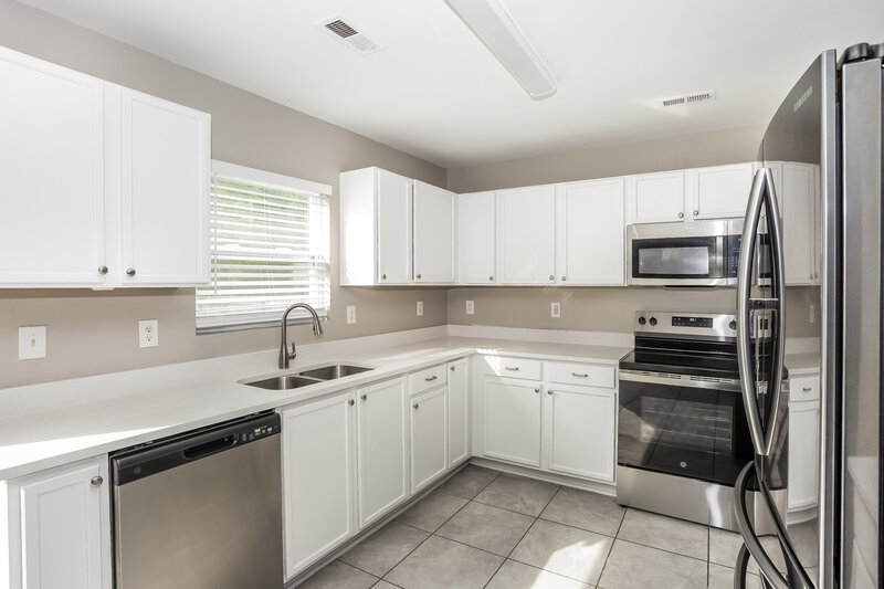 2,290/Mo, 4024 Larkhaven Village Dr Charlotte, NC 28215 Kitchen View