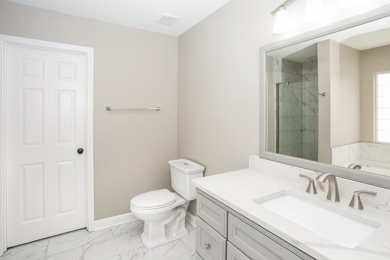 2,290/Mo, 4024 Larkhaven Village Dr Charlotte, NC 28215 Main Bathroom View