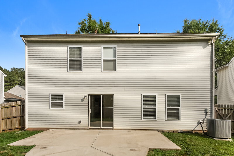 2,290/Mo, 4024 Larkhaven Village Dr Charlotte, NC 28215 Rear View