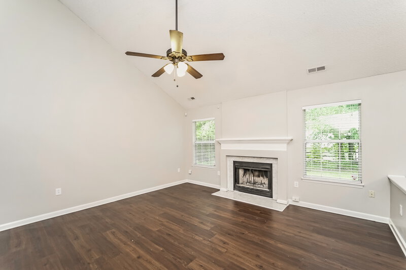 2,610/Mo, 5311 Hedgecrest Pl Charlotte, NC 28269 Living Room View 2