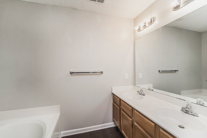 2,610/Mo, 5311 Hedgecrest Pl Charlotte, NC 28269 Main Bathroom View