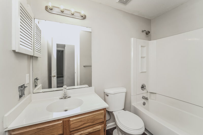 2,610/Mo, 5311 Hedgecrest Pl Charlotte, NC 28269 Bathroom View