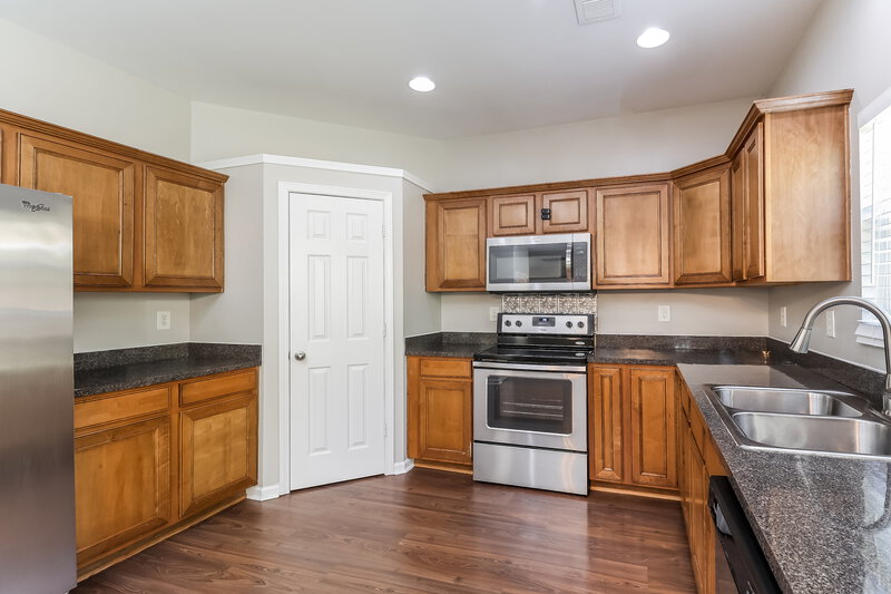 2,250/Mo, 12910 Rothe House Rd Charlotte, NC 28273 Kitchen View