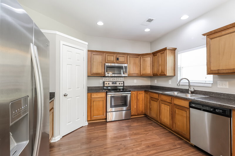 2,250/Mo, 12910 Rothe House Rd Charlotte, NC 28273 Kitchen View 2