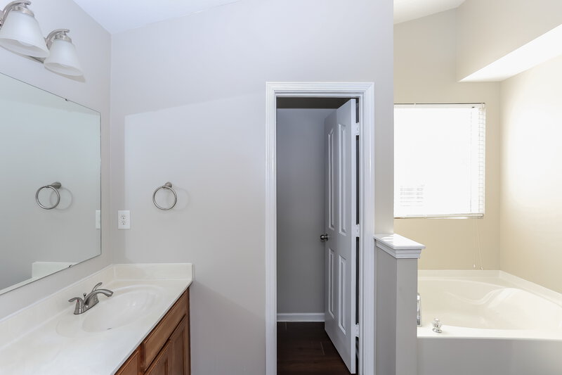 2,260/Mo, 12910 Rothe House Rd Charlotte, NC 28273 Master Bathroom View