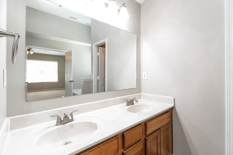 2,250/Mo, 12910 Rothe House Rd Charlotte, NC 28273 Main Bathroom View