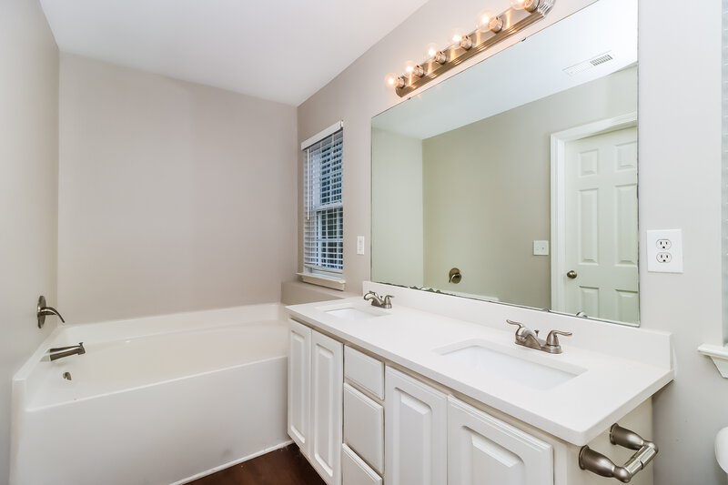 2,760/Mo, 4528 Trillium Fields Dr Charlotte, NC 28269 Main Bathroom View