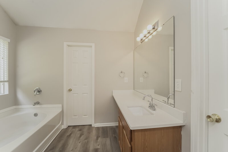 1,760/Mo, 7703 Hidden Creek Dr Charlotte, NC 28214 Main Bathroom View