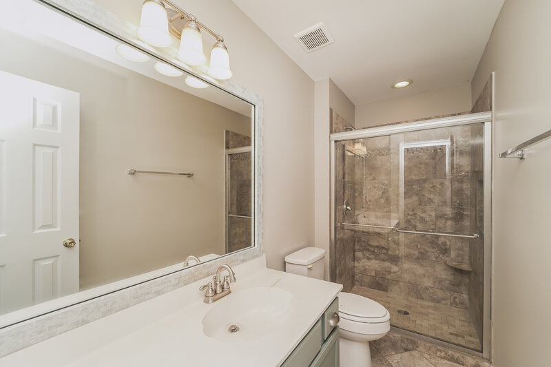 1,795/Mo, 5416 Groveton Ct Charlotte, NC 28269 Main Bathroom View