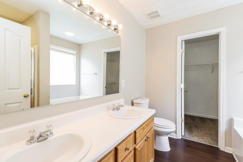 2,155/Mo, 4823 Sunburst Ln Charlotte, NC 28213 Main Bathroom View