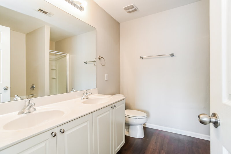 3,610/Mo, 3609 Shallow Oak Ct Charlotte, NC 28269 Main Bathroom View