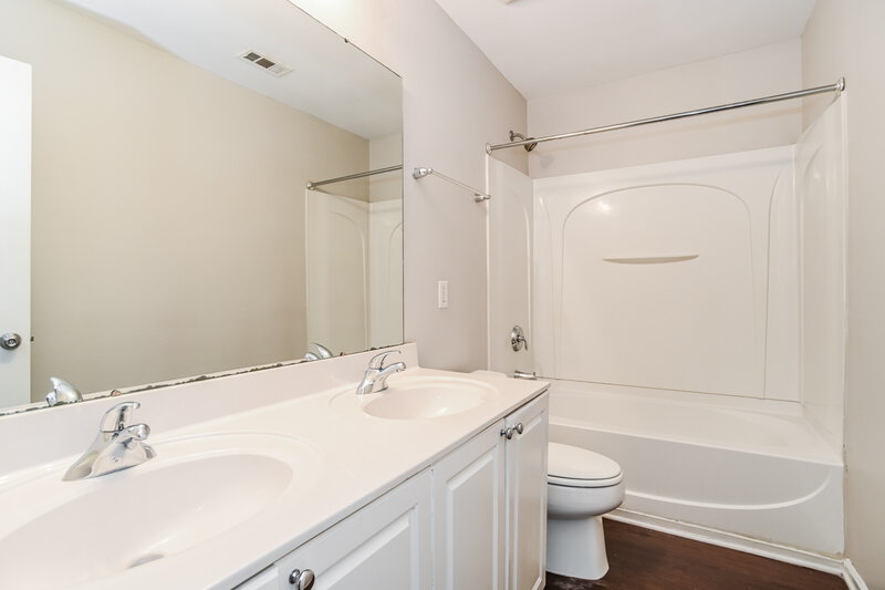 3,610/Mo, 3609 Shallow Oak Ct Charlotte, NC 28269 Bathroom View