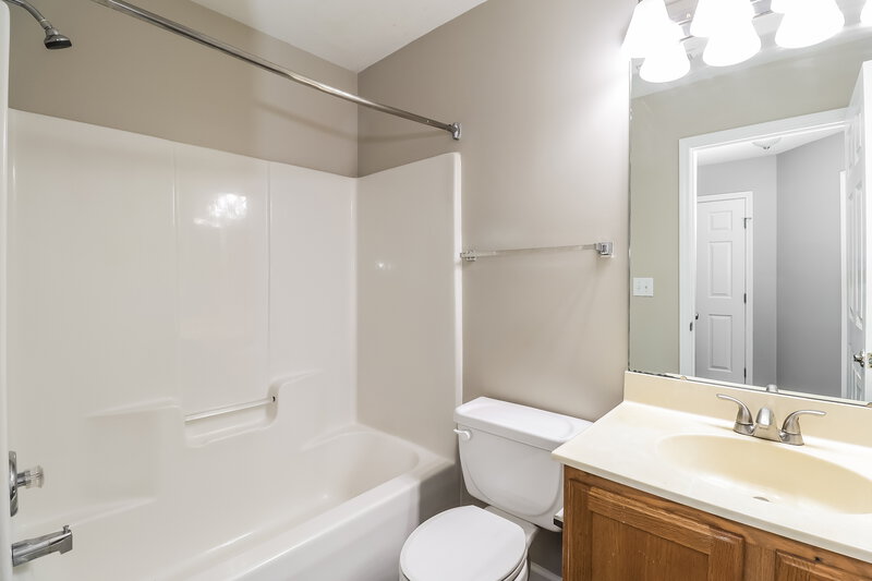 2,160/Mo, 12805 Beddingfield Dr Charlotte, NC 28278 Main Bathroom View