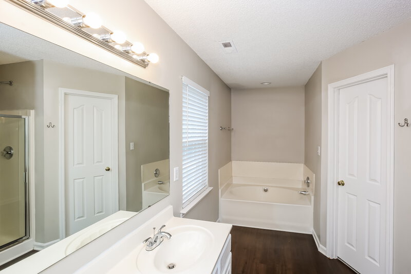 2,630/Mo, 7517 Grabill Dr Charlotte, NC 28269 Main Bathroom View