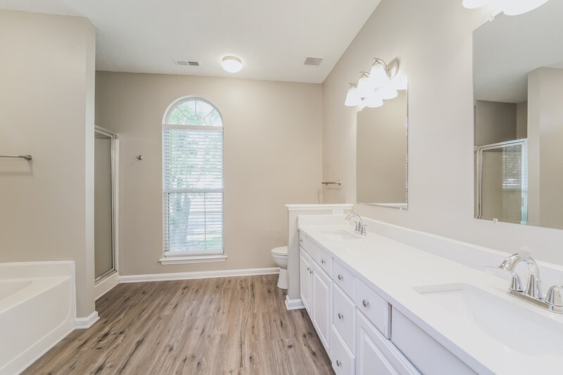 2,385/Mo, 8433 Cullingford Ln Charlotte, NC 28216 Main Bathroom View