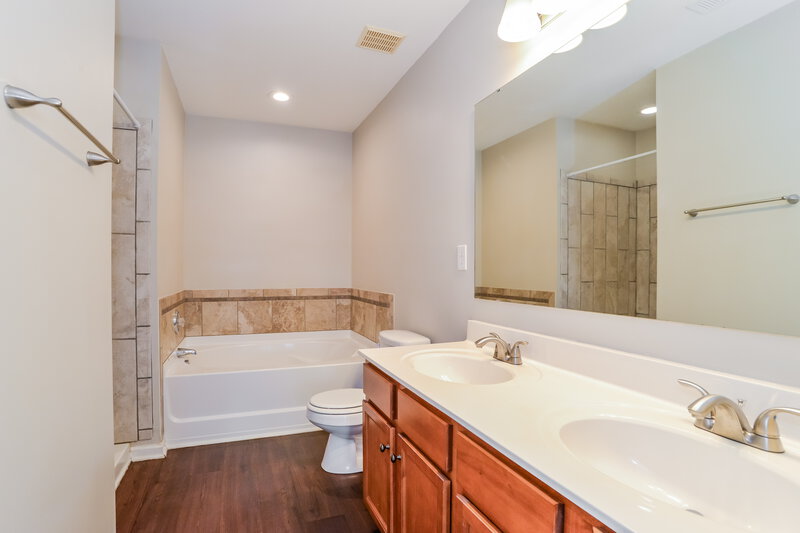 2,320/Mo, 1733 Larne Cir Charlotte, NC 28214 Main Bathroom View