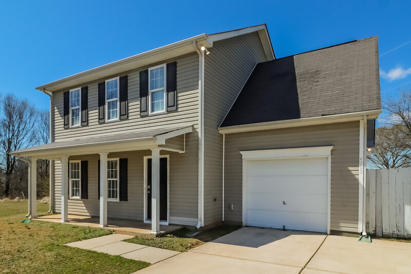 1,975/Mo, 4009 Ranchview Ln Charlotte, NC 28216 Front View 2