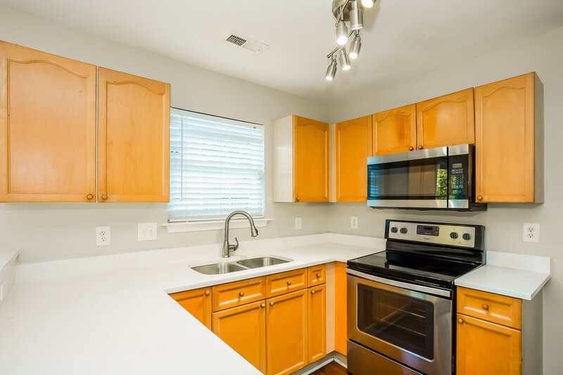 2,065/Mo, 4009 Ranchview Ln Charlotte, NC 28216 Kitchen View