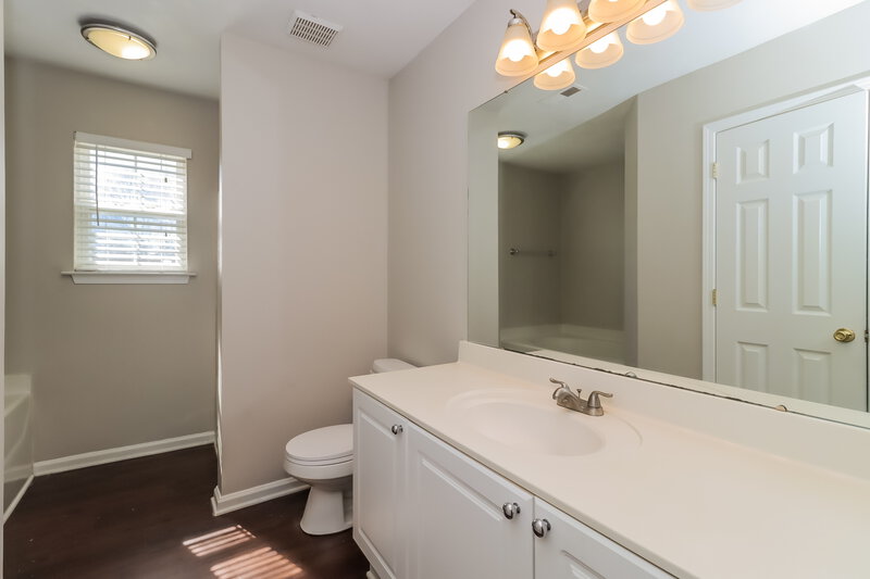 1,975/Mo, 4009 Ranchview Ln Charlotte, NC 28216 Main Bathroom View